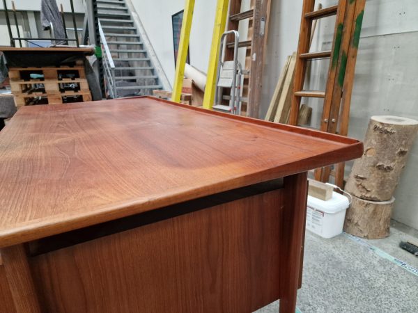 Fritstående skrivebord med kehlet kant i teak, Peter Løvig Nielsen
