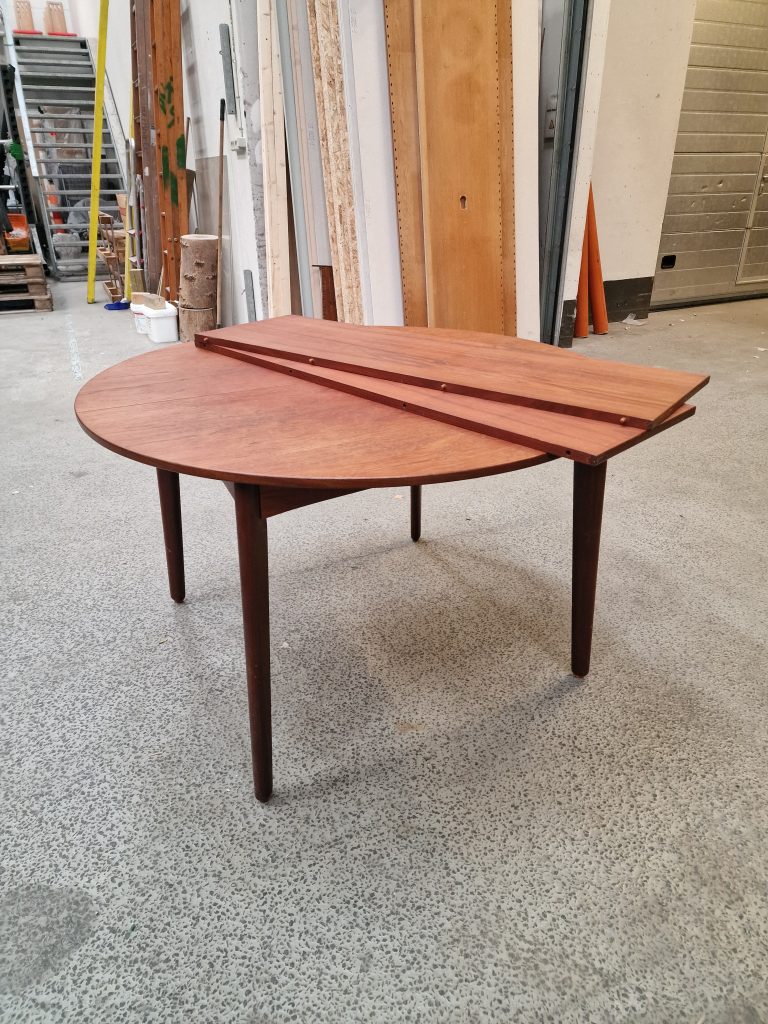 Rundt spisebord i teak med to tillægsplader