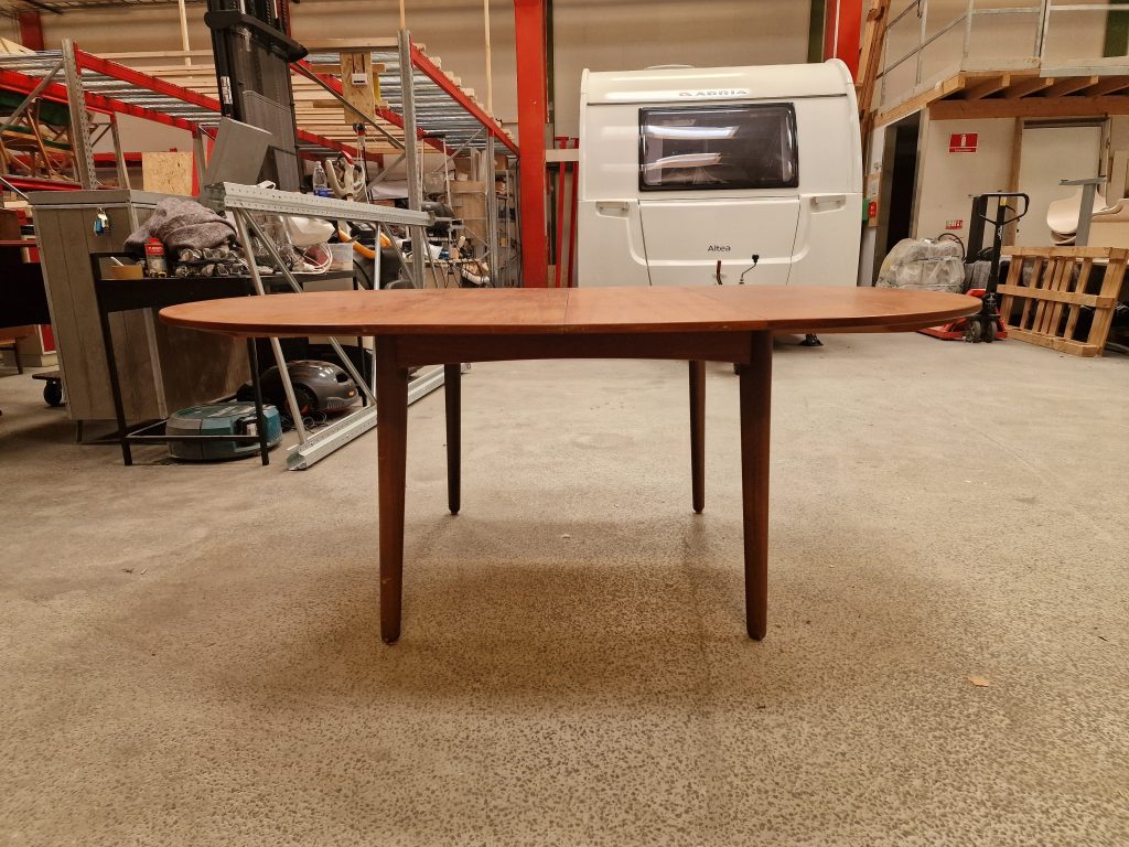 Rundt spisebord i teak med to tillægsplader — billede 10