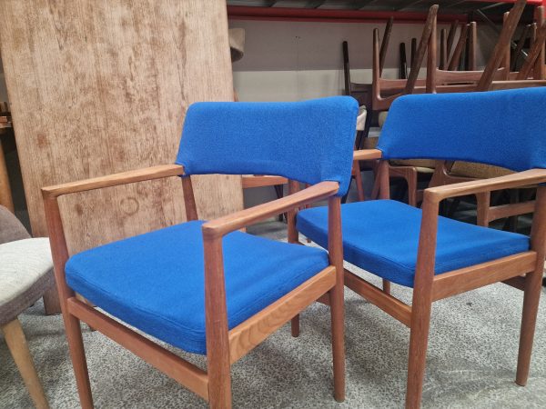 To armstole i massiv teak, blåt betræk, Fritz Hansen