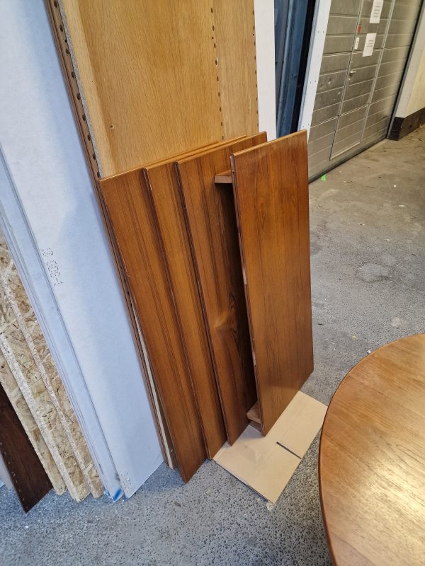 Rundt spisebord i teak med 4 tillægsplader