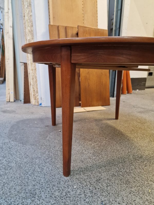 Rundt spisebord i teak med 4 tillægsplader
