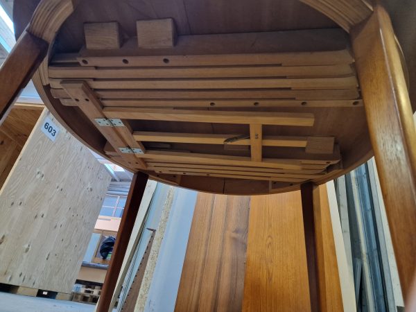 Rundt spisebord i teak med 4 tillægsplader