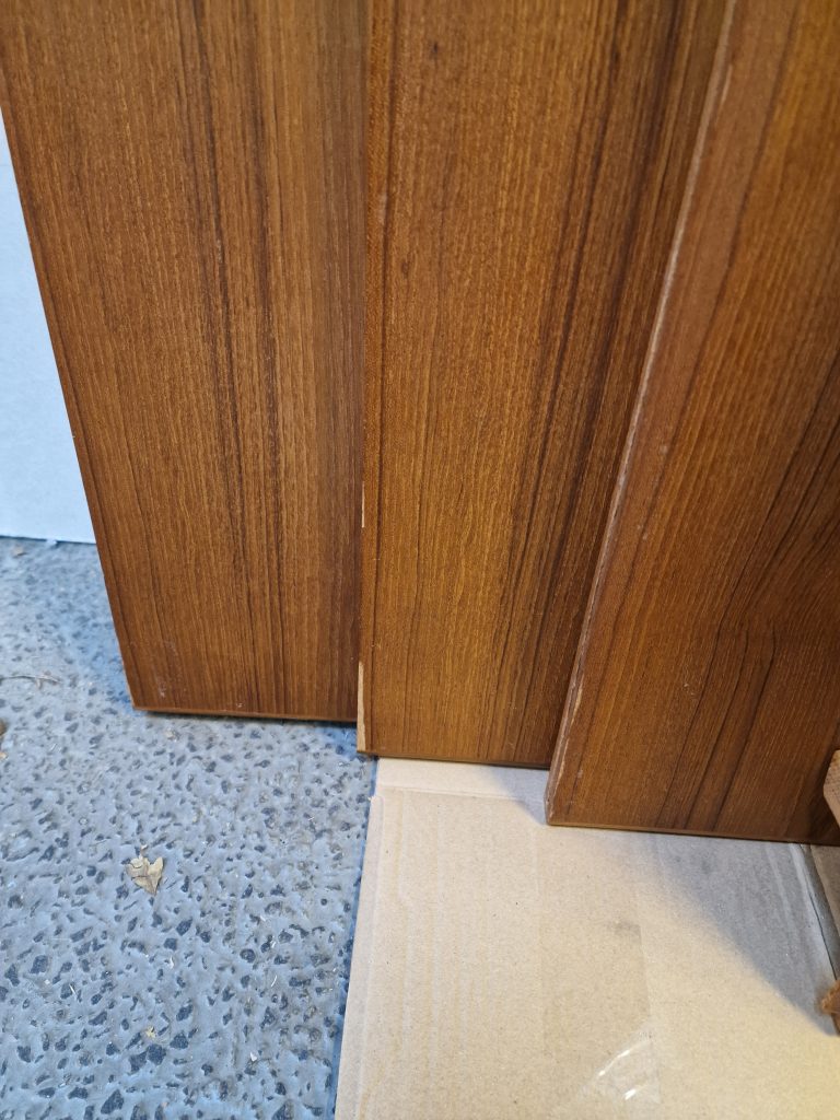 Rundt spisebord i teak med 4 tillægsplader
