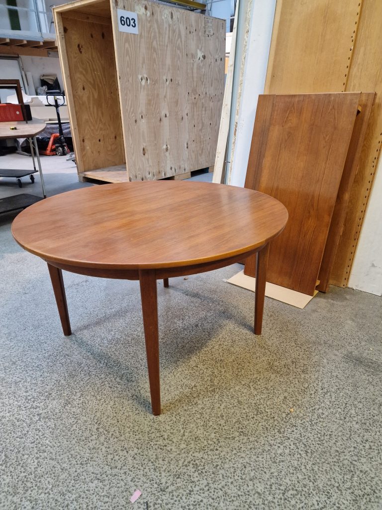 Rundt spisebord i teak med 4 tillægsplader