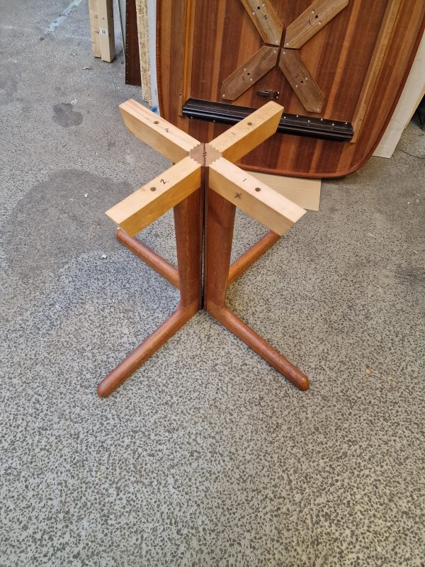 Semi rundt spisebord med en tillægsplade teak