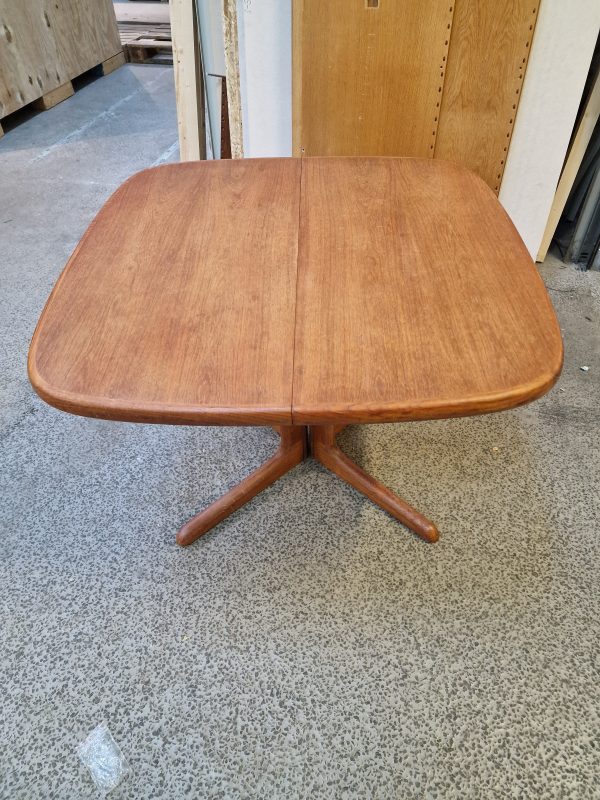 Semi rundt spisebord med en tillægsplade teak