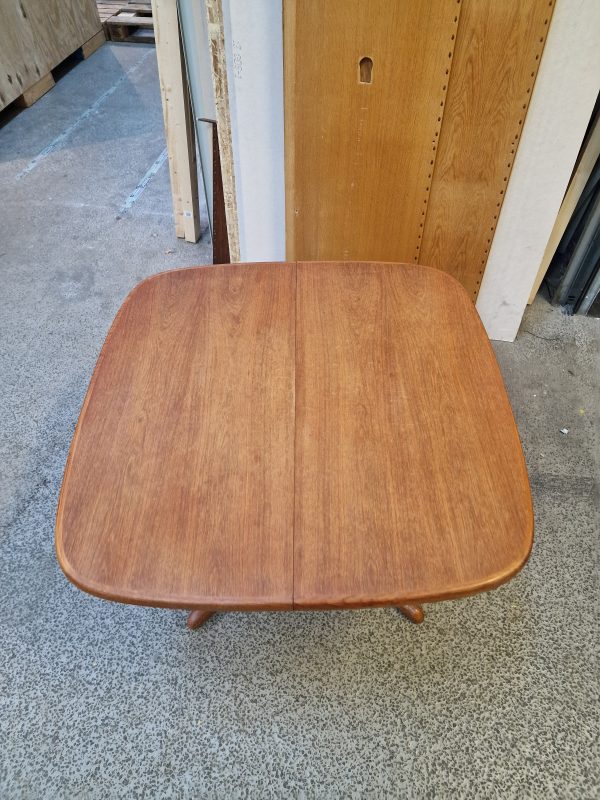 Semi rundt spisebord med en tillægsplade teak
