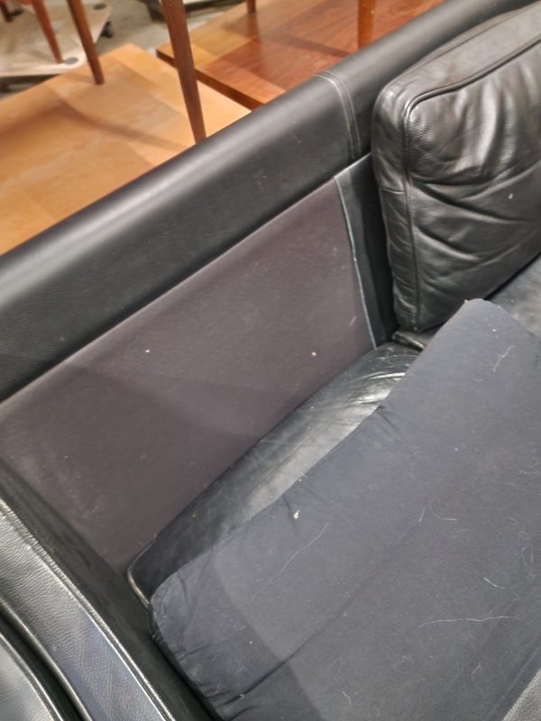 Sort trepersoners sofa