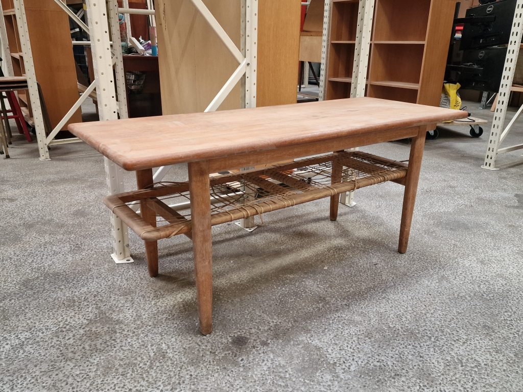 Sofabord i teak og egetræ med flethylde, til renovering