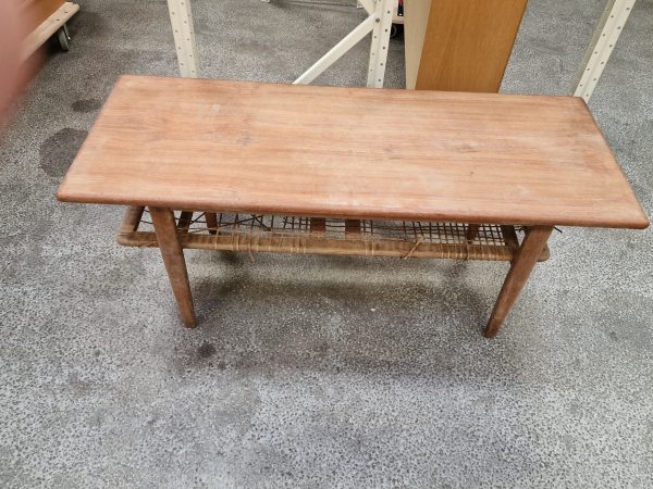 Sofabord i teak og egetræ med flethylde, til renovering