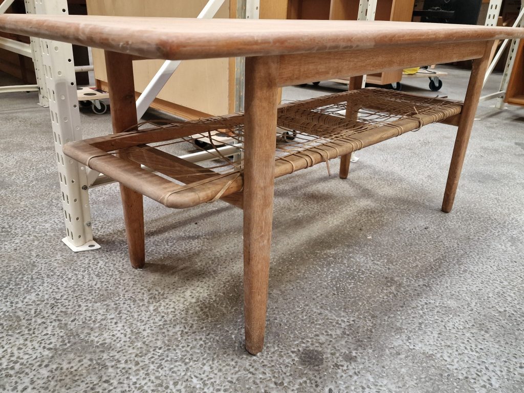 Sofabord i teak og egetræ med flethylde, til renovering — billede 4