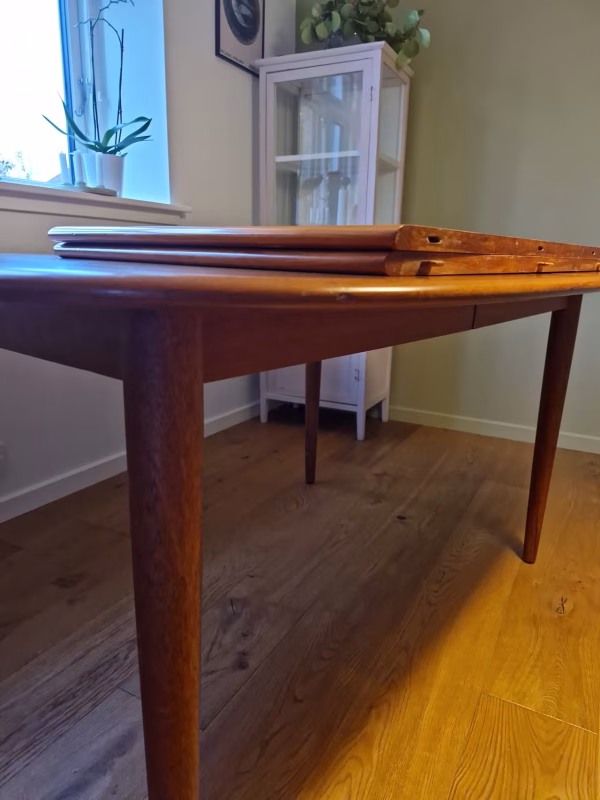 Ovalt spisebord i teak med to tillægsplader