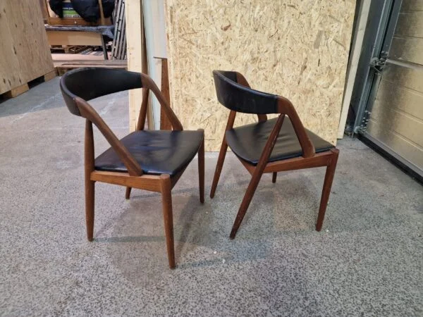 To spisestole i teak model 31 af Kai Kristiansen