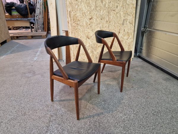 To spisestole i teak model 31 af Kai Kristiansen