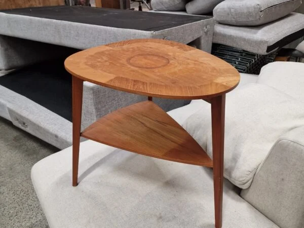 Sofabord i teak med hylde