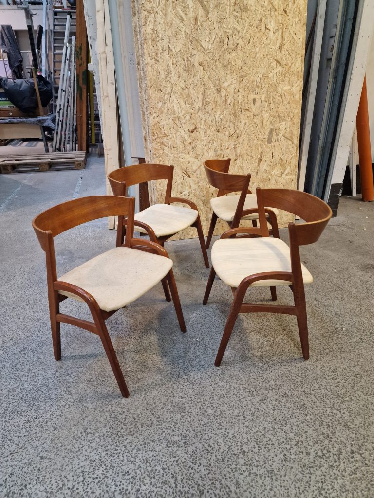 Fire spisestole med buet ryg i teak, til ompolstring