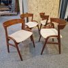 Fire spisestole med buet ryg i teak, til ompolstring — billede 3