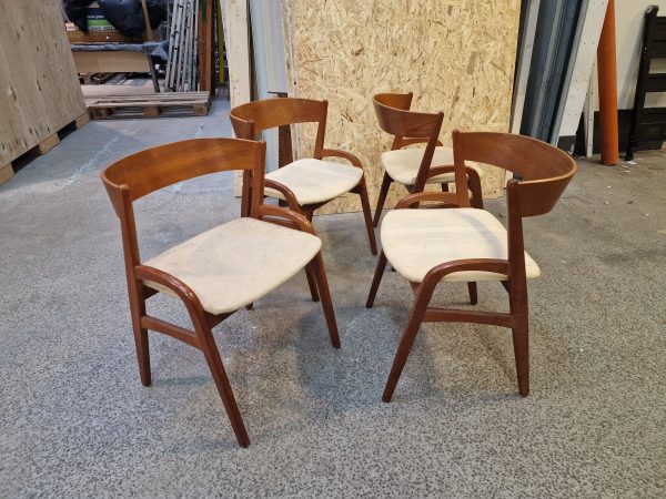 Fire spisestole med buet ryg i teak, til ompolstring