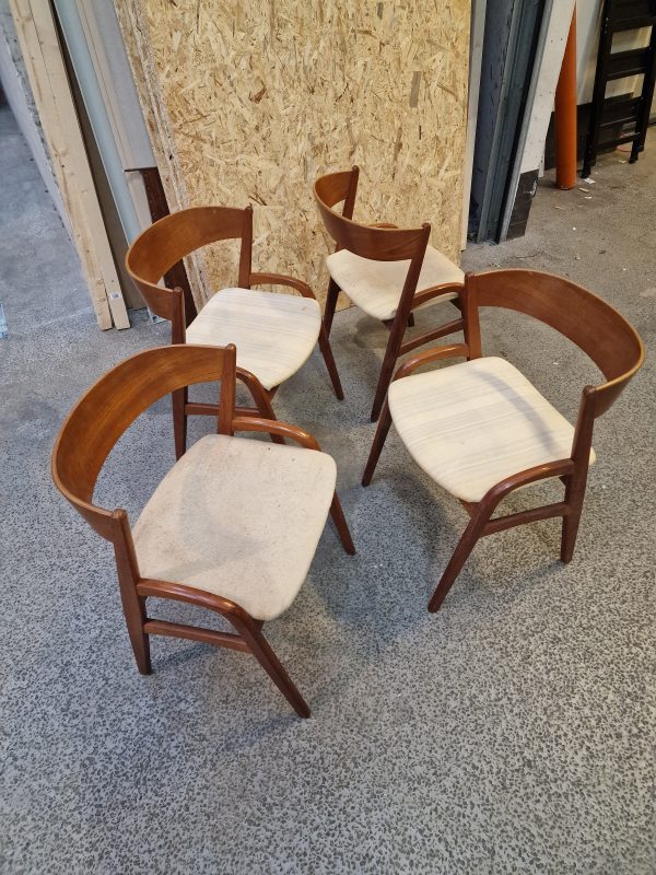 Fire spisestole med buet ryg i teak, til ompolstring