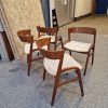 Fire spisestole med buet ryg i teak, til ompolstring — billede 5