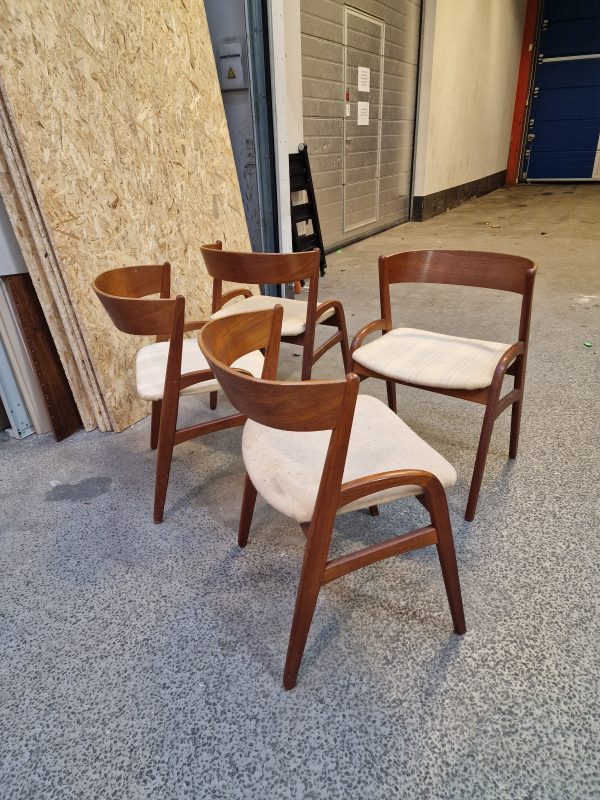 Fire spisestole med buet ryg i teak, til ompolstring