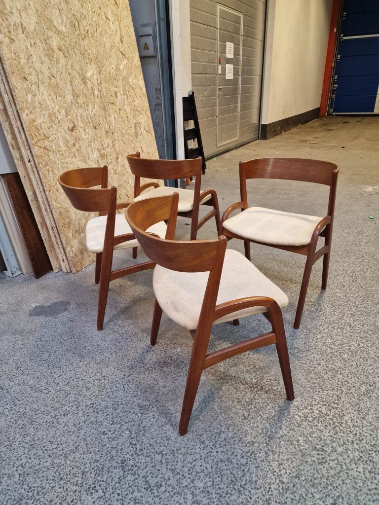 Fire spisestole med buet ryg i teak, til ompolstring — billede 5