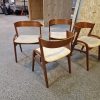 Fire spisestole med buet ryg i teak, til ompolstring — billede 4