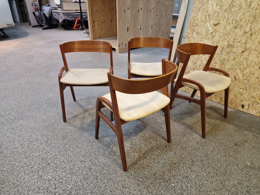 Fire spisestole med buet ryg i teak, til ompolstring — billede 4