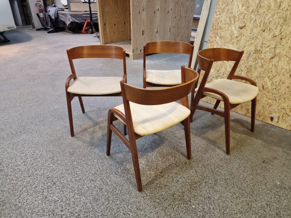 Fire spisestole med buet ryg i teak, til ompolstring