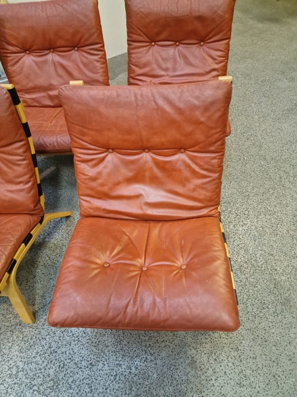 Seks lænestole i bøgetræ med rød polstring