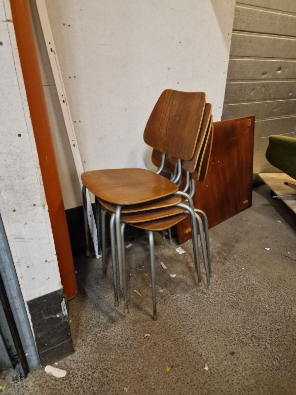 Fire skalstole med ryg og sæde i teak og stål-stel