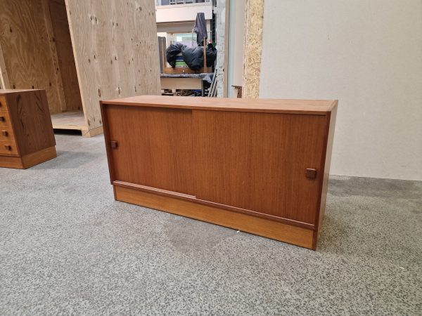 Lille skænk med fire skuffer, skydelåge og kantede greb, teak, Domino #1