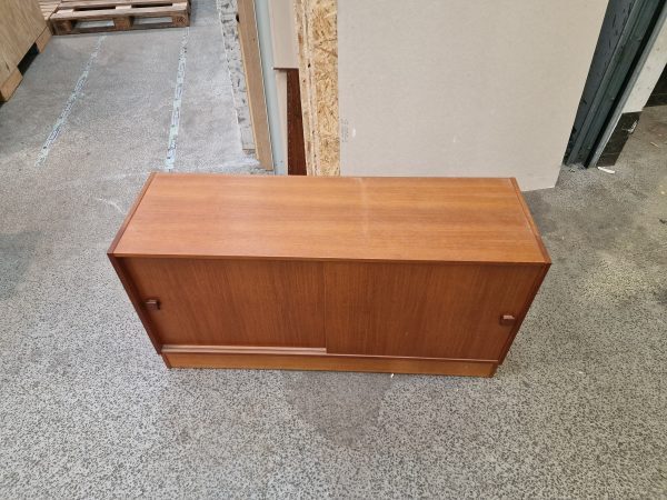 Lille skænk med fire skuffer, skydelåge og kantede greb, teak, Domino #1
