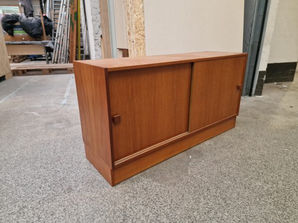 Lille skænk med fire skuffer, skydelåge og kantede greb, teak, Domino #1