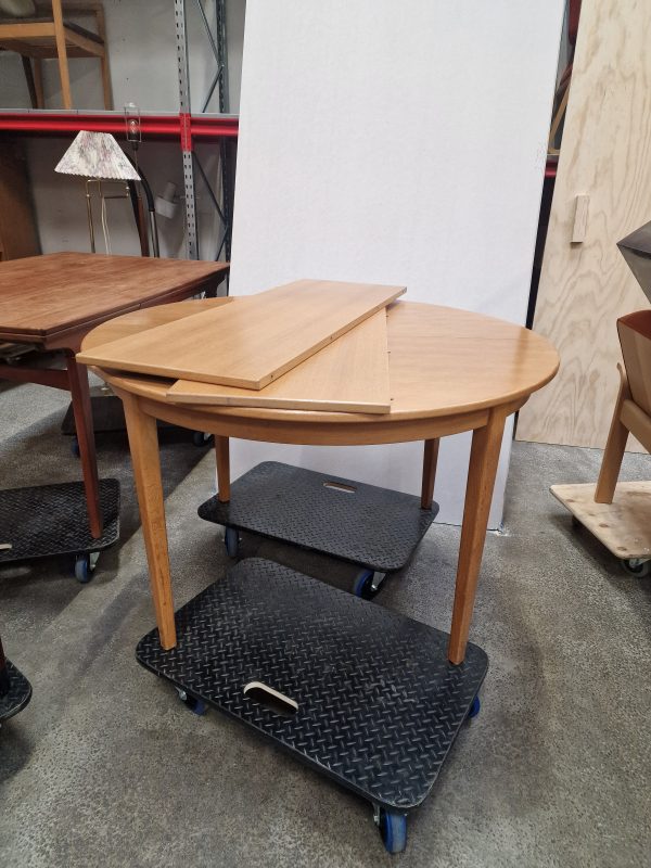 Rundt spisebord i egetræ med to tillægsplader