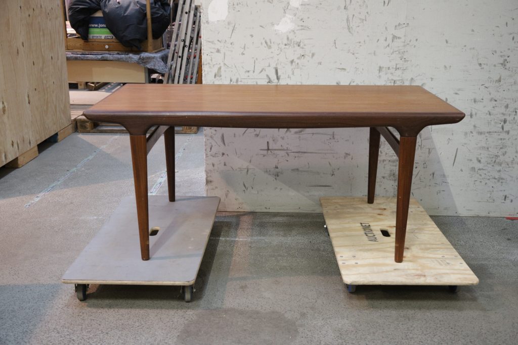 Uldum Møbelfabrik, Johannes Andersen  Spisebord i teak med tillægsplade af Johannes Andersen for fra Uldum Møbelfabrik — billede 2