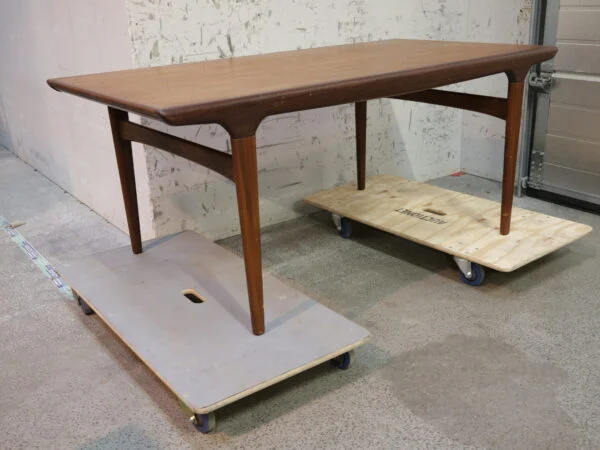 Uldum Møbelfabrik, Johannes Andersen Spisebord i teak med tillægsplade af Johannes Andersen for fra Uldum Møbelfabrik — billede 4