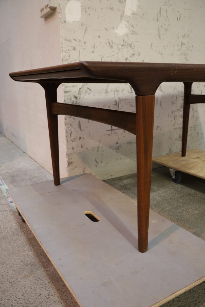 Uldum Møbelfabrik, Johannes Andersen  Spisebord i teak med tillægsplade af Johannes Andersen for fra Uldum Møbelfabrik — billede 5