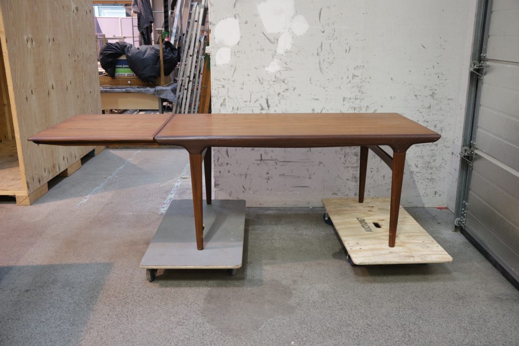 Uldum Møbelfabrik, Johannes Andersen  Spisebord i teak med tillægsplade af Johannes Andersen for fra Uldum Møbelfabrik — billede 6
