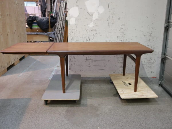 Uldum Møbelfabrik, Johannes Andersen Spisebord i teak med tillægsplade af Johannes Andersen for fra Uldum Møbelfabrik — billede 6