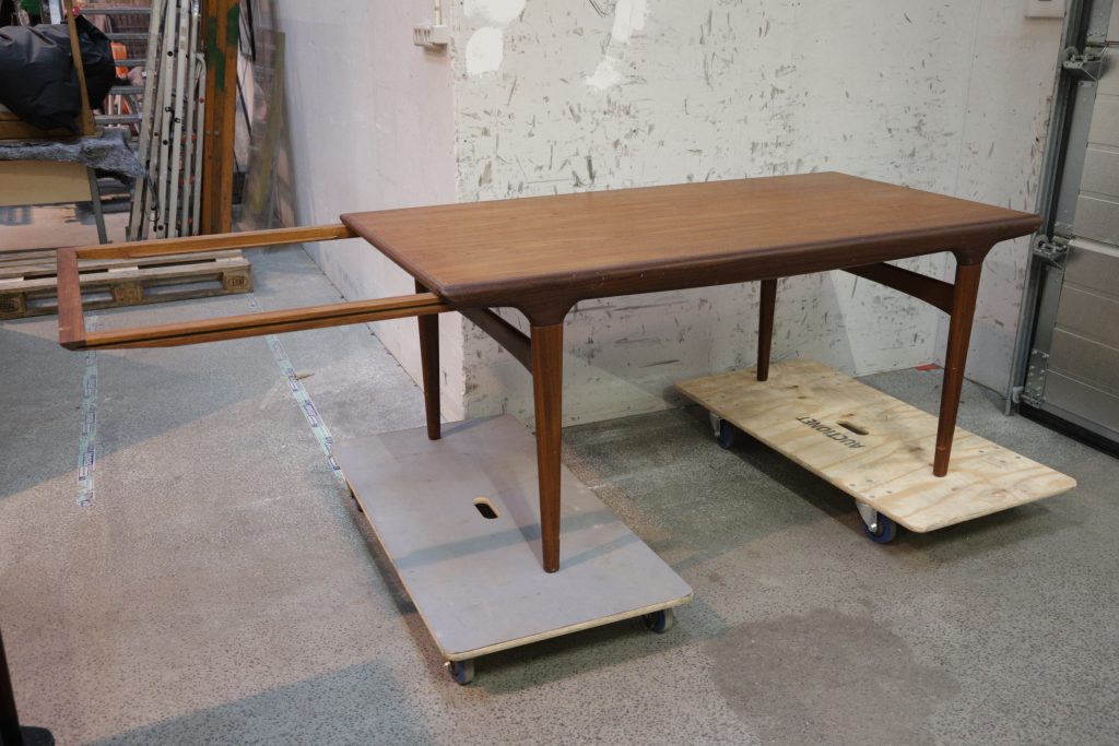 Uldum Møbelfabrik, Johannes Andersen  Spisebord i teak med tillægsplade af Johannes Andersen for fra Uldum Møbelfabrik — billede 7