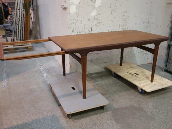 Uldum Møbelfabrik, Johannes Andersen Spisebord i teak med tillægsplade af Johannes Andersen for fra Uldum Møbelfabrik — billede 7