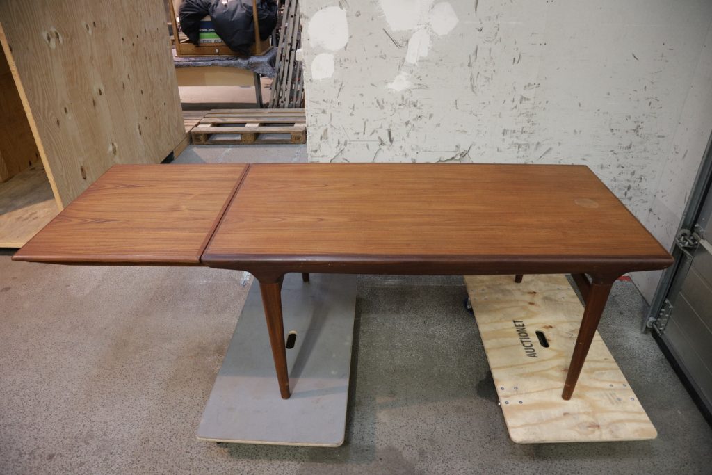 Uldum Møbelfabrik, Johannes Andersen  Spisebord i teak med tillægsplade af Johannes Andersen for fra Uldum Møbelfabrik — billede 12