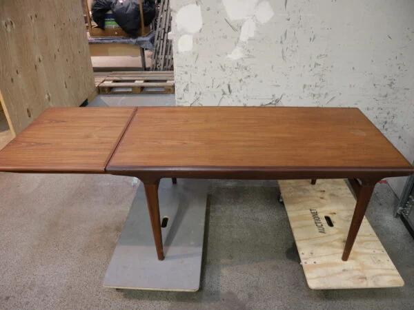Uldum Møbelfabrik, Johannes Andersen Spisebord i teak med tillægsplade af Johannes Andersen for fra Uldum Møbelfabrik — billede 12