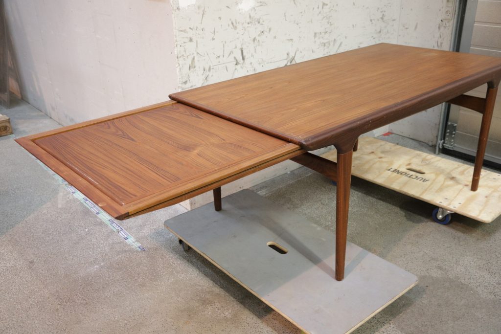 Uldum Møbelfabrik, Johannes Andersen  Spisebord i teak med tillægsplade af Johannes Andersen for fra Uldum Møbelfabrik — billede 10