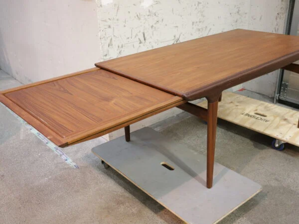 Uldum Møbelfabrik, Johannes Andersen Spisebord i teak med tillægsplade af Johannes Andersen for fra Uldum Møbelfabrik — billede 10