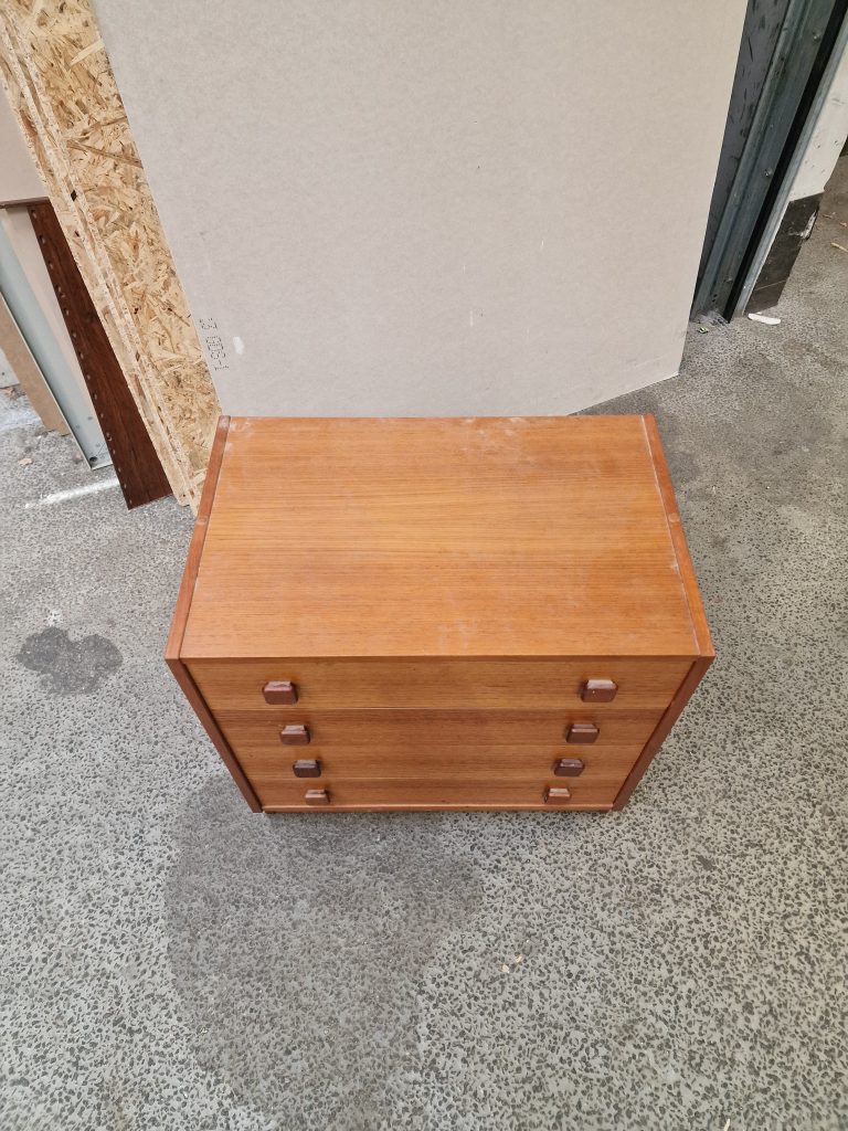 Domino Lille kommode med fire skuffer og kantede greb, teak, Domino — billede 3