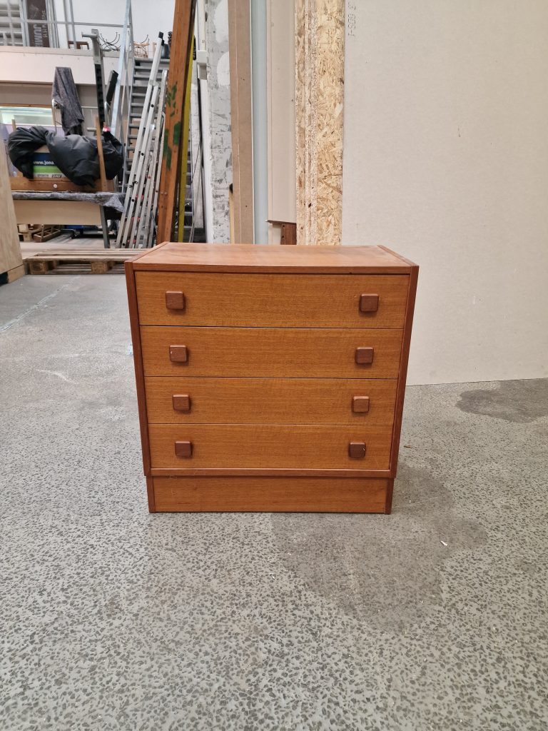 Domino Lille kommode med fire skuffer og kantede greb, teak, Domino #2