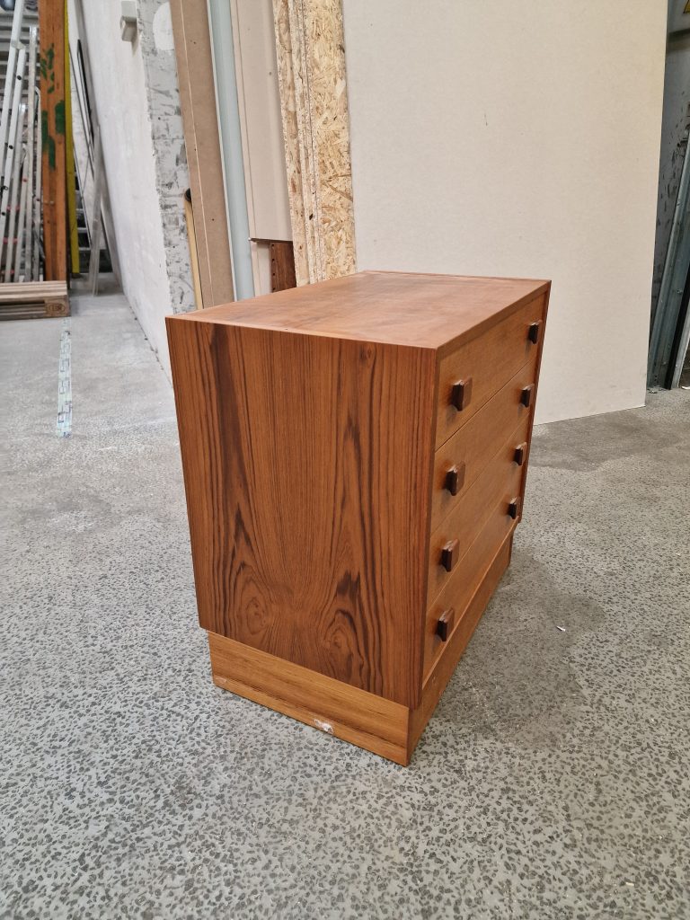 Domino Lille kommode med fire skuffer og kantede greb, teak, Domino #2 — billede 4